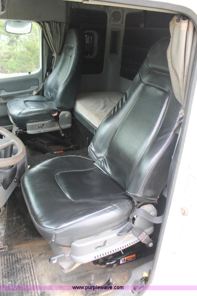 image for item H3581 2003 Freightliner Argosy flatbed truck