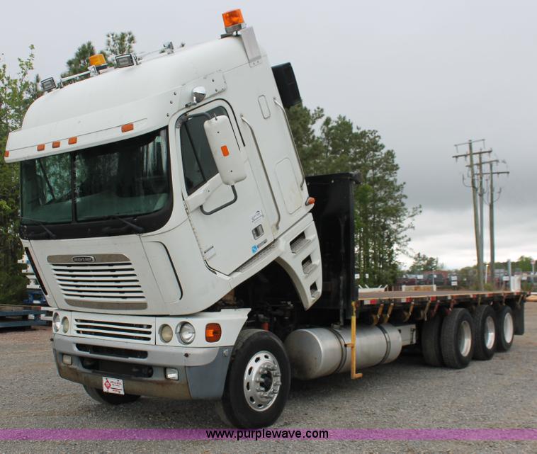 image for item H3581 2003 Freightliner Argosy flatbed truck