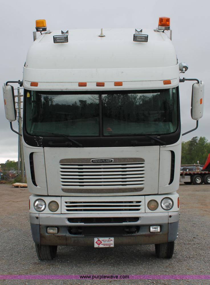 image for item H3581 2003 Freightliner Argosy flatbed truck