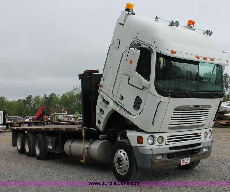 image for item H3581 2003 Freightliner Argosy flatbed truck