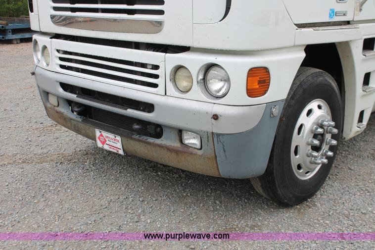 image for item H3581 2003 Freightliner Argosy flatbed truck