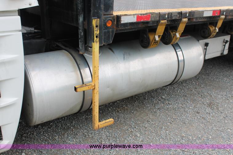 image for item H3581 2003 Freightliner Argosy flatbed truck