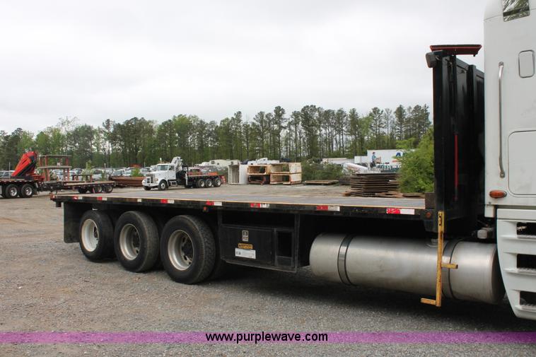 image for item H3581 2003 Freightliner Argosy flatbed truck