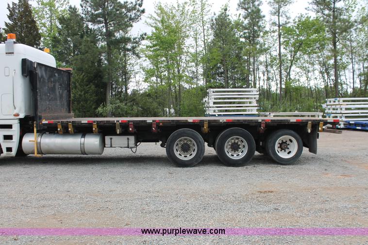 image for item H3581 2003 Freightliner Argosy flatbed truck
