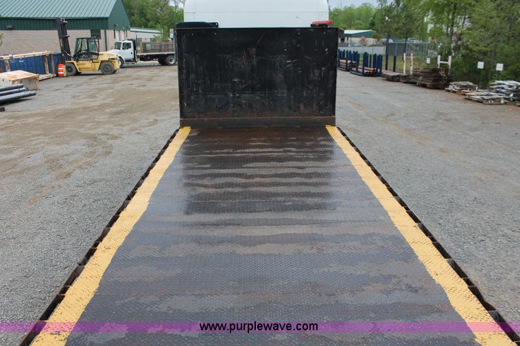 image for item H3581 2003 Freightliner Argosy flatbed truck