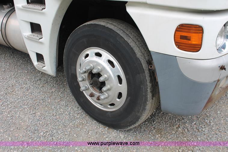 image for item H3581 2003 Freightliner Argosy flatbed truck