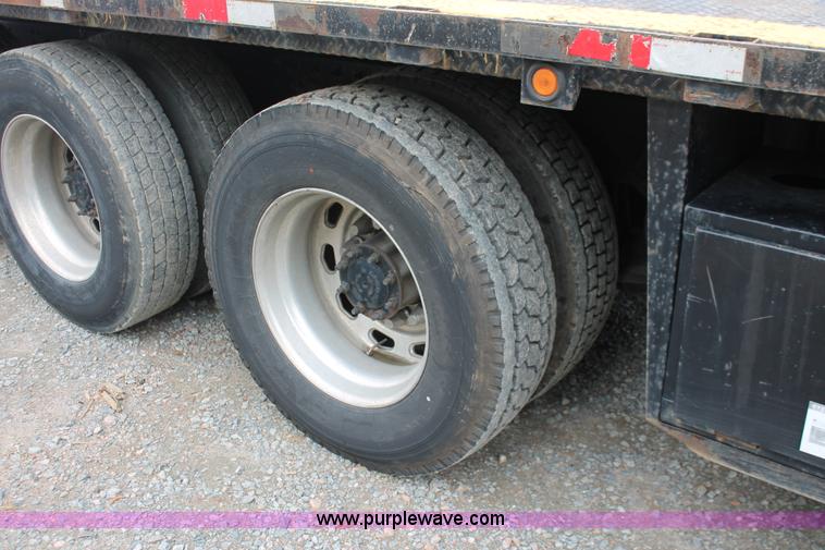 image for item H3581 2003 Freightliner Argosy flatbed truck