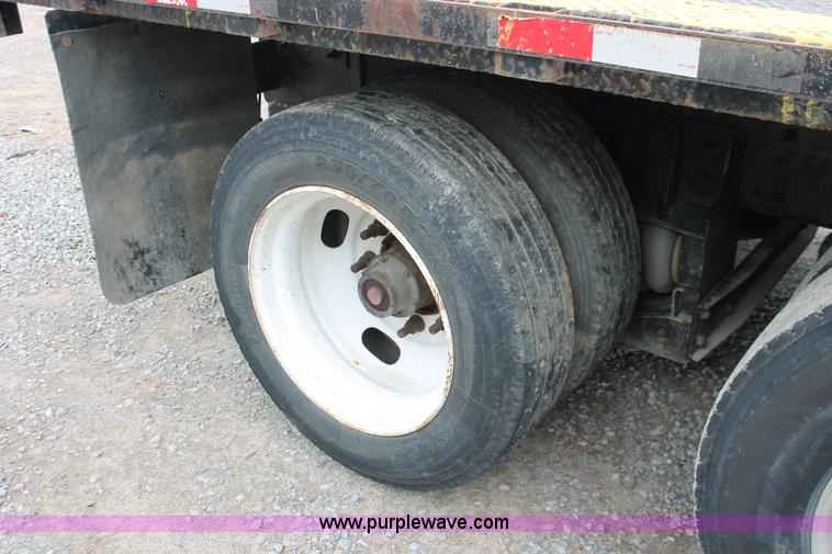 image for item H3581 2003 Freightliner Argosy flatbed truck