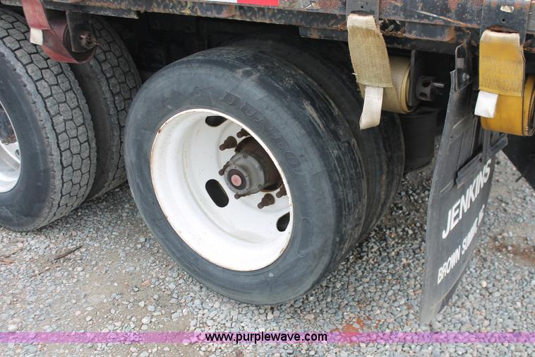 image for item H3581 2003 Freightliner Argosy flatbed truck