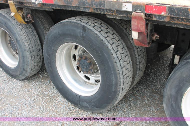 image for item H3581 2003 Freightliner Argosy flatbed truck