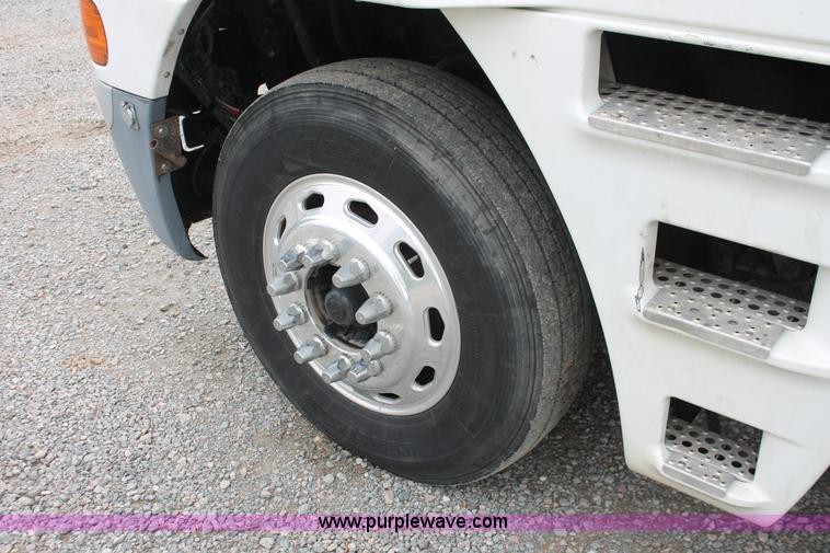 image for item H3581 2003 Freightliner Argosy flatbed truck