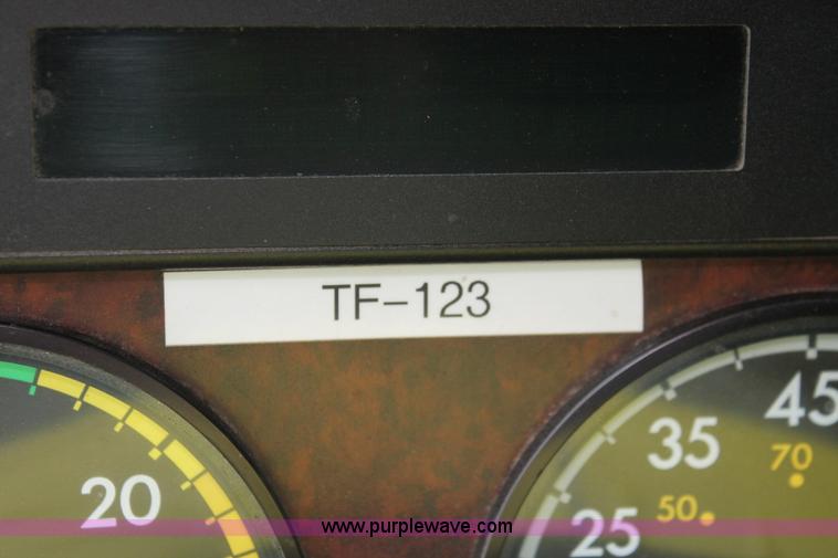 image for item H3581 2003 Freightliner Argosy flatbed truck