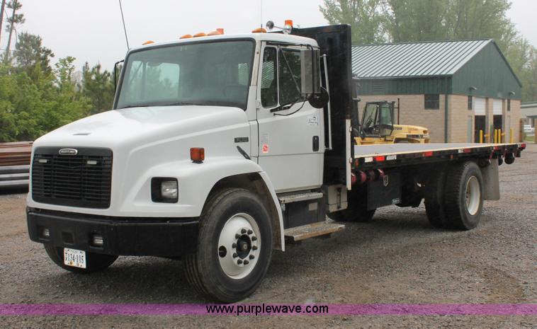 image for item H3582 2001 Freightliner FL70 semi truck