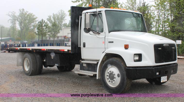 image for item H3582 2001 Freightliner FL70 semi truck