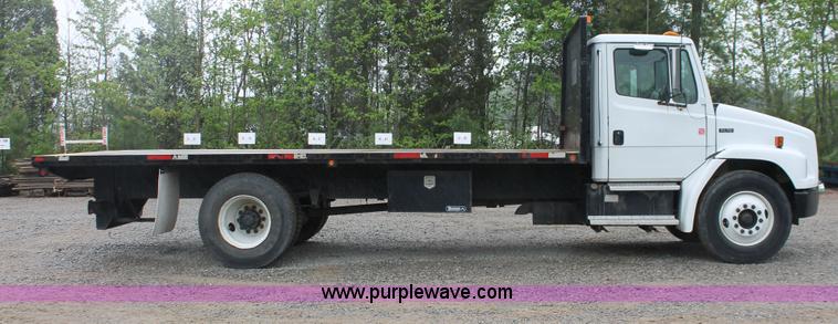 image for item H3582 2001 Freightliner FL70 semi truck