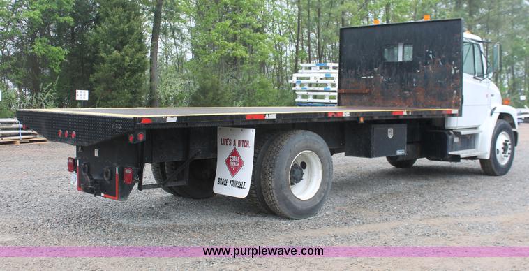 image for item H3582 2001 Freightliner FL70 semi truck