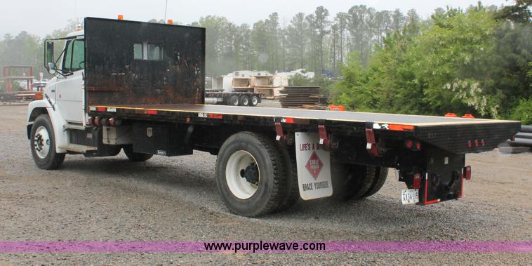 image for item H3582 2001 Freightliner FL70 semi truck