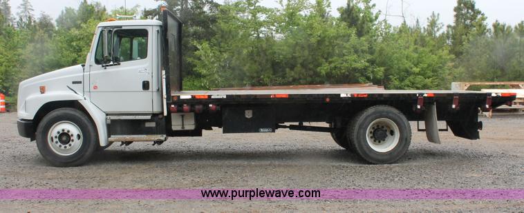 image for item H3582 2001 Freightliner FL70 semi truck