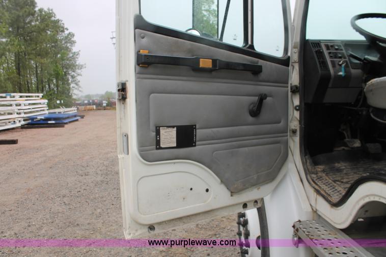 image for item H3582 2001 Freightliner FL70 semi truck