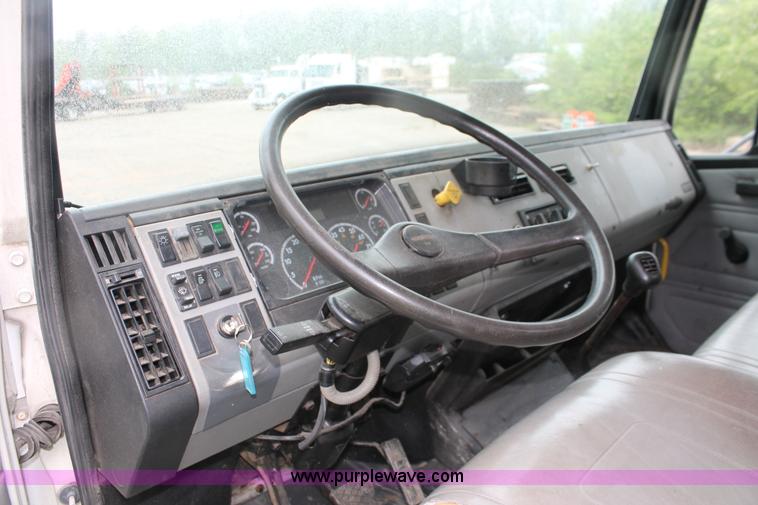 image for item H3582 2001 Freightliner FL70 semi truck