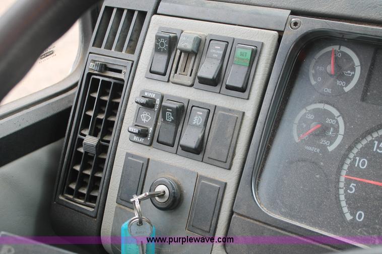 image for item H3582 2001 Freightliner FL70 semi truck