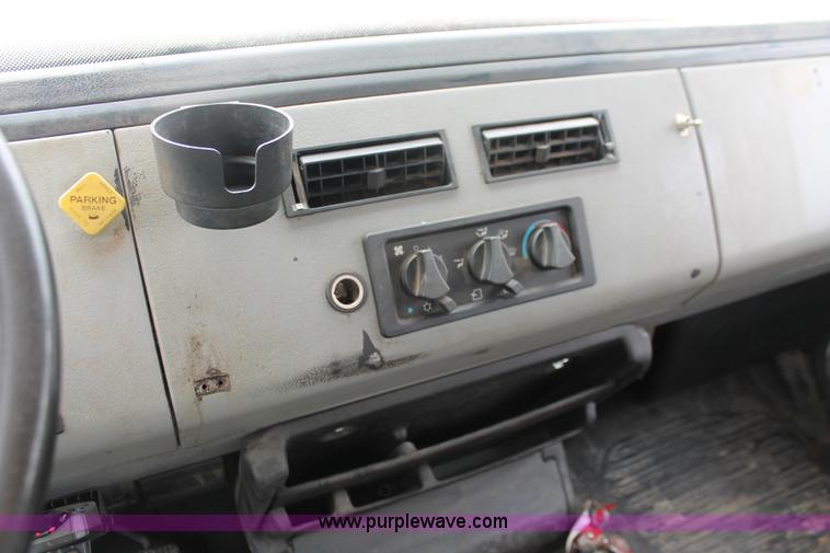 image for item H3582 2001 Freightliner FL70 semi truck