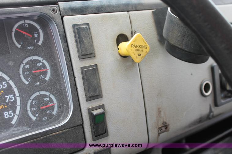 image for item H3582 2001 Freightliner FL70 semi truck