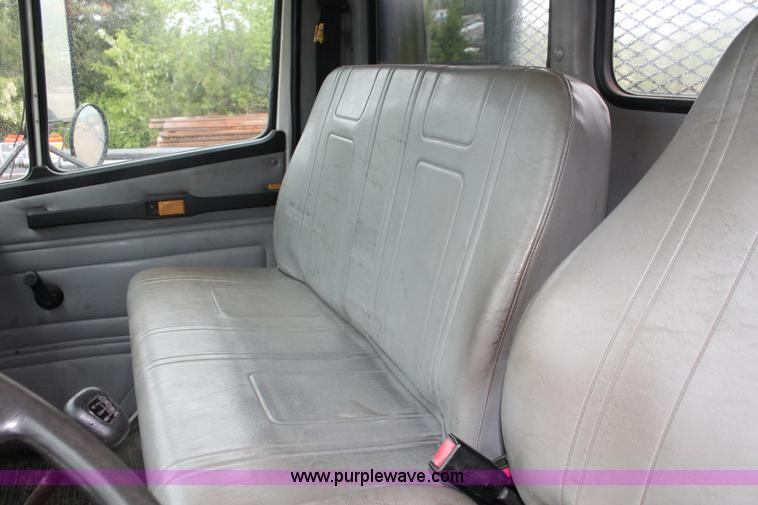 image for item H3582 2001 Freightliner FL70 semi truck