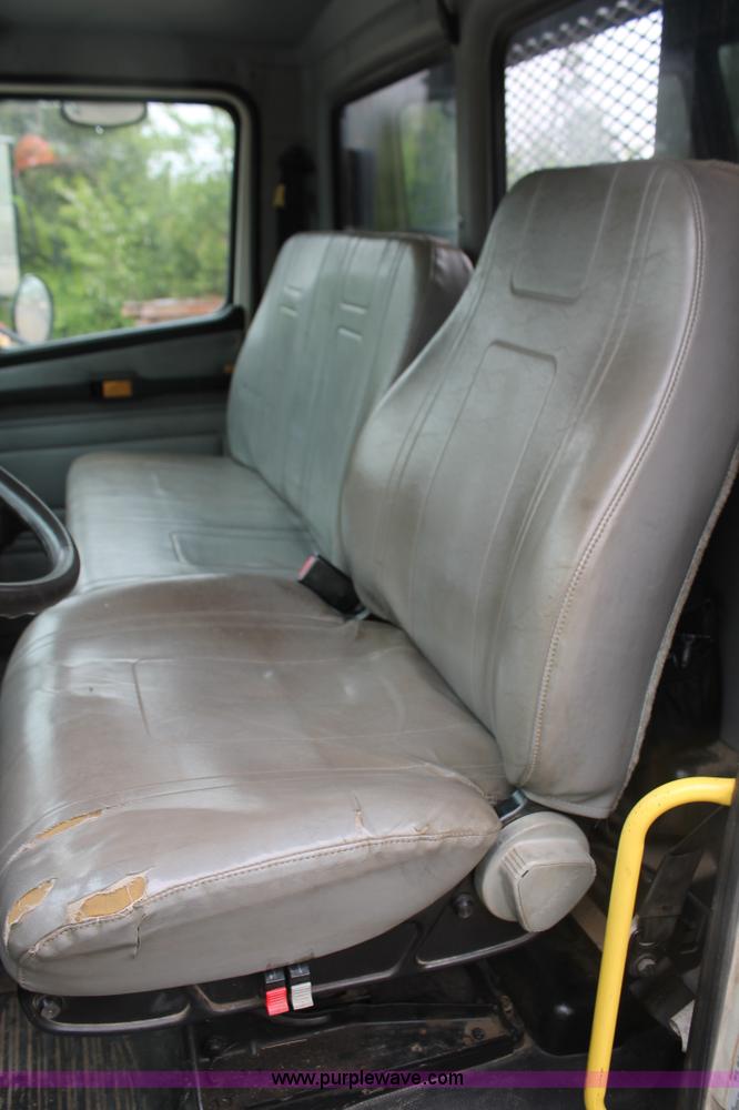 image for item H3582 2001 Freightliner FL70 semi truck