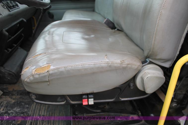 image for item H3582 2001 Freightliner FL70 semi truck