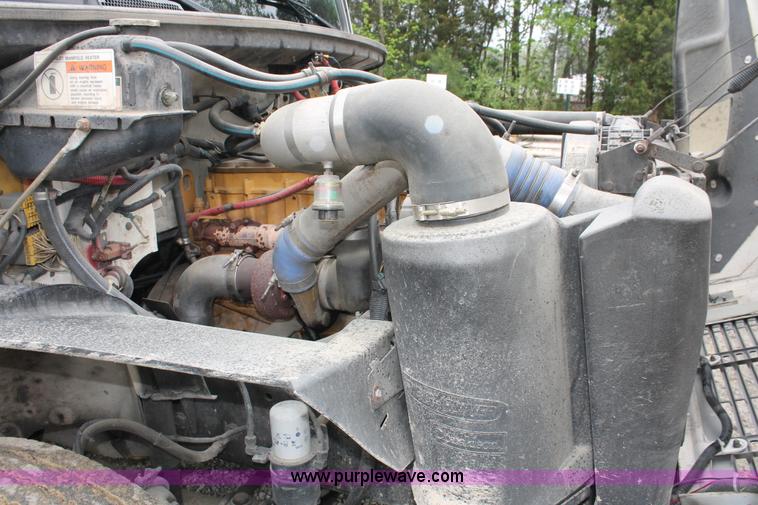 image for item H3582 2001 Freightliner FL70 semi truck