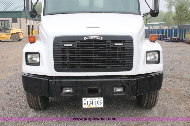image for item H3582 2001 Freightliner FL70 semi truck