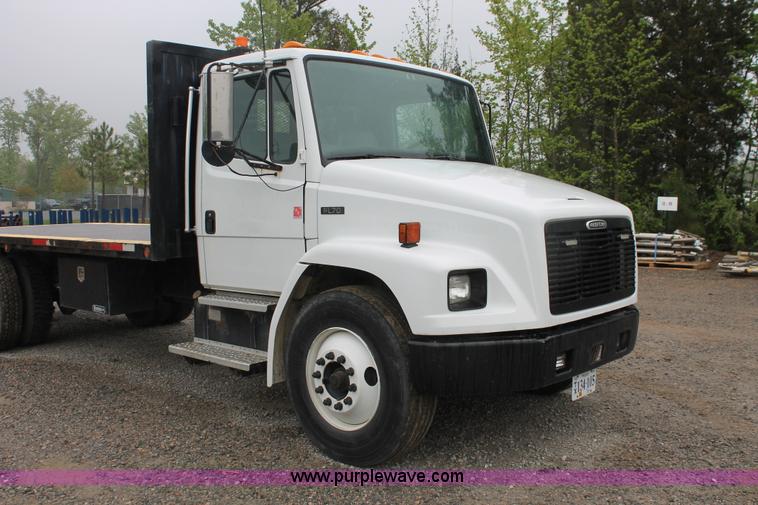image for item H3582 2001 Freightliner FL70 semi truck
