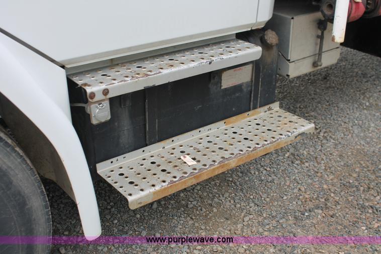 image for item H3582 2001 Freightliner FL70 semi truck