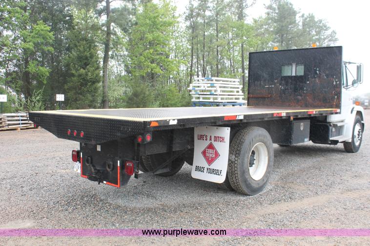 image for item H3582 2001 Freightliner FL70 semi truck