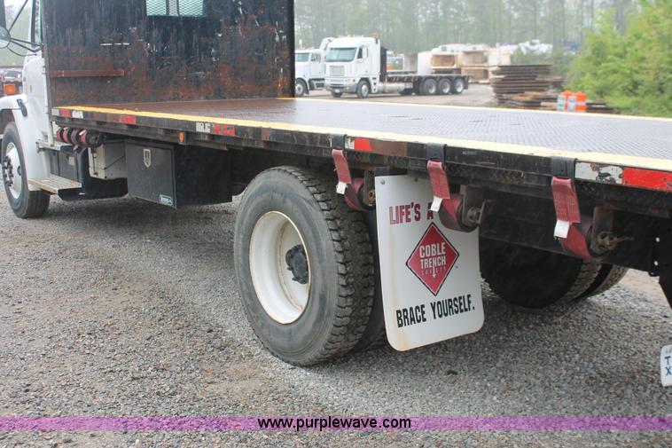 image for item H3582 2001 Freightliner FL70 semi truck