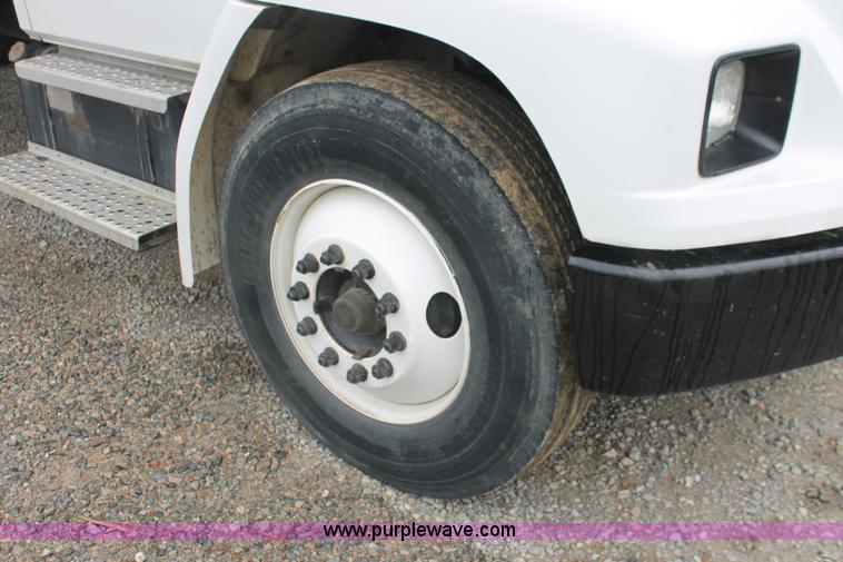 image for item H3582 2001 Freightliner FL70 semi truck