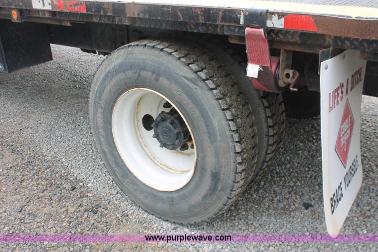 image for item H3582 2001 Freightliner FL70 semi truck