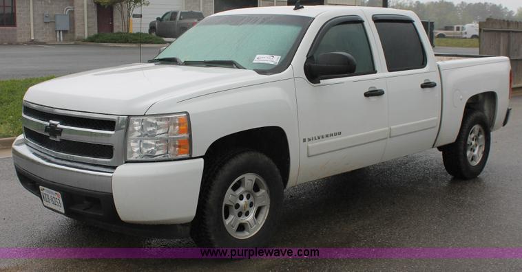 image for item H3583 2008 Chevrolet Silverado 1500 Crew Cab pickup truck