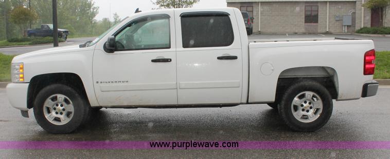 image for item H3583 2008 Chevrolet Silverado 1500 Crew Cab pickup truck