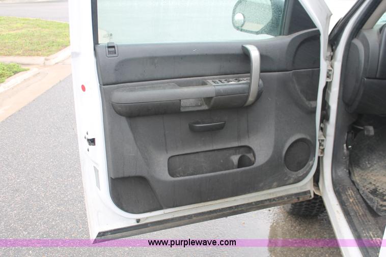 image for item H3583 2008 Chevrolet Silverado 1500 Crew Cab pickup truck