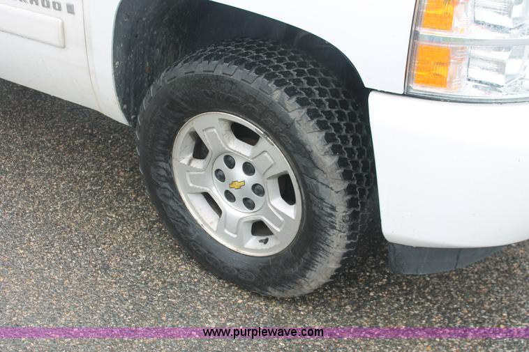 image for item H3583 2008 Chevrolet Silverado 1500 Crew Cab pickup truck