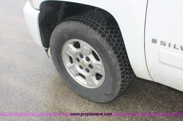 image for item H3583 2008 Chevrolet Silverado 1500 Crew Cab pickup truck