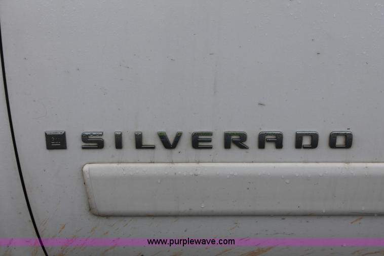 image for item H3583 2008 Chevrolet Silverado 1500 Crew Cab pickup truck