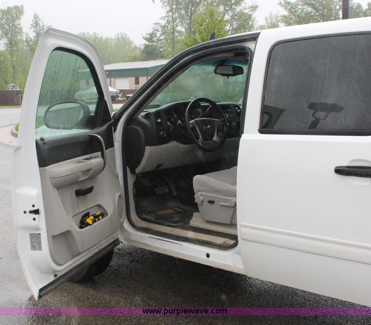 image for item H3584 2009 Chevrolet Silverado 1500 Crew Cab pickup truck