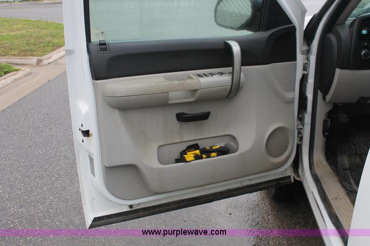 image for item H3584 2009 Chevrolet Silverado 1500 Crew Cab pickup truck