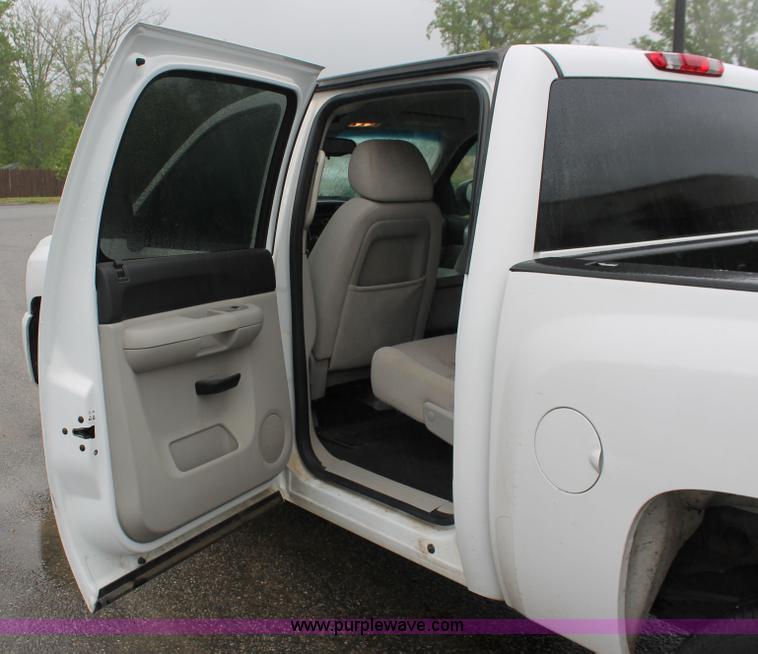 image for item H3584 2009 Chevrolet Silverado 1500 Crew Cab pickup truck