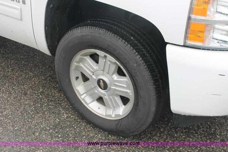 image for item H3584 2009 Chevrolet Silverado 1500 Crew Cab pickup truck