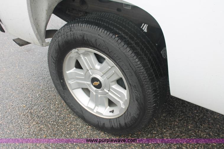 image for item H3584 2009 Chevrolet Silverado 1500 Crew Cab pickup truck