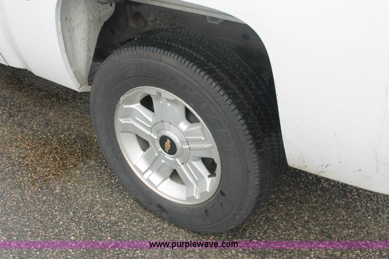 image for item H3584 2009 Chevrolet Silverado 1500 Crew Cab pickup truck